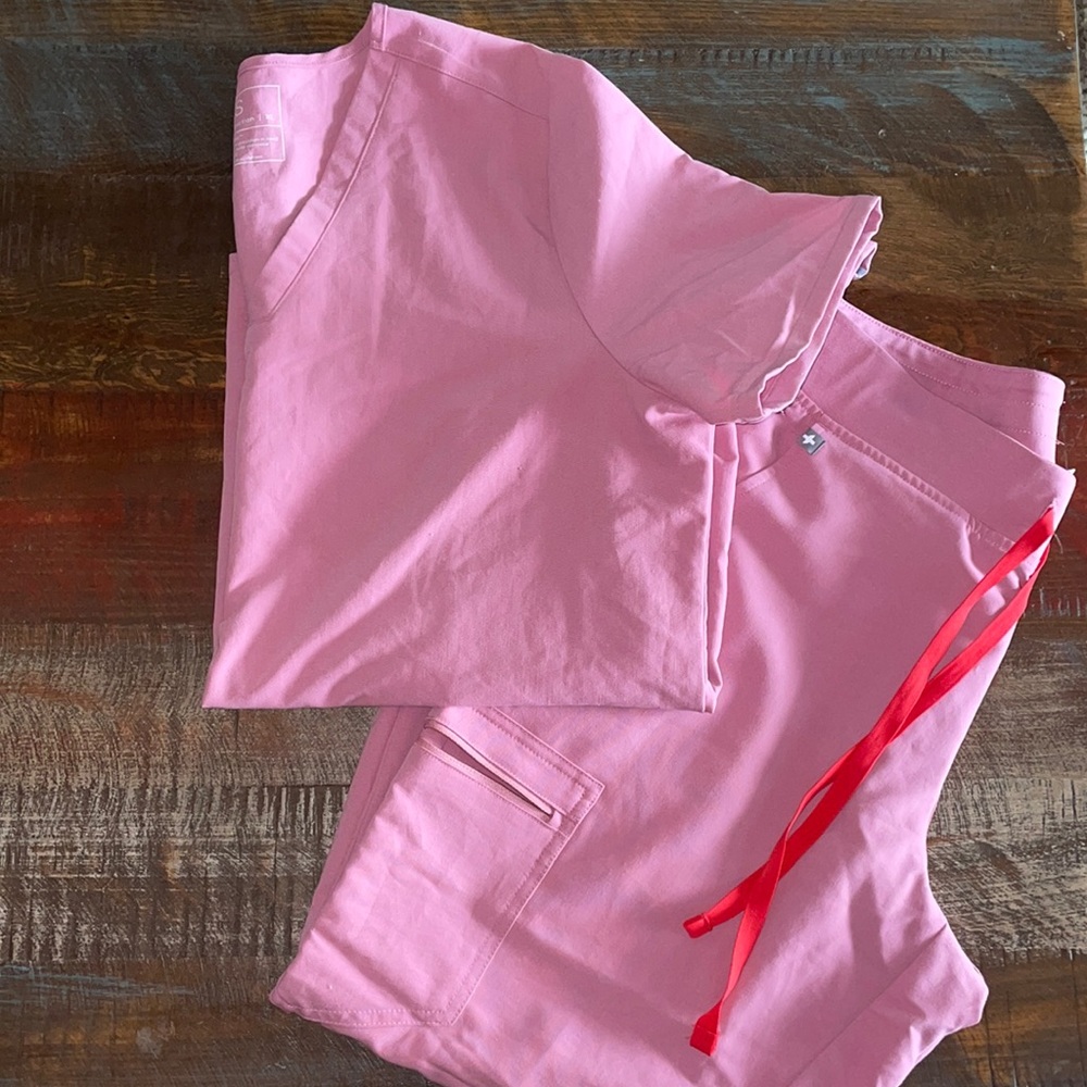 Women’s Figs Scrubs Chalk Pink